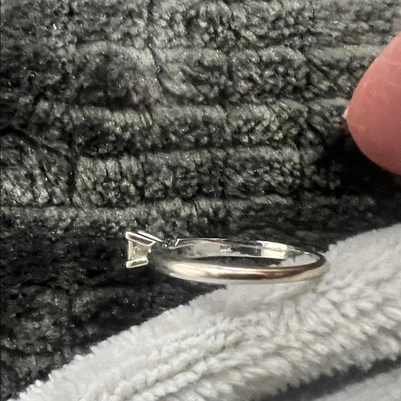 Elegant white Gold Diamond Ring - Picture 4 of 4